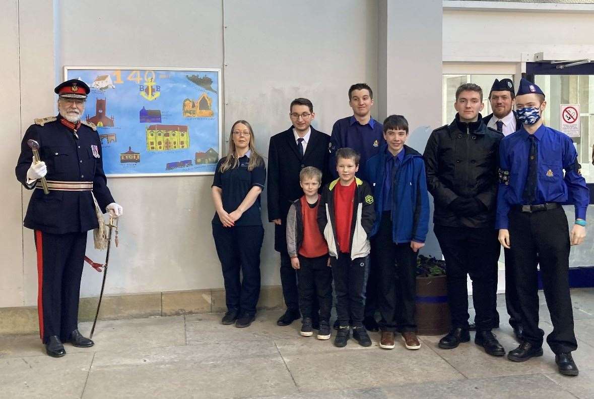 Viscount Thurso unveils the painting done by members of the 1st Thurso Boys’ Brigade Company at Thurso railway station.