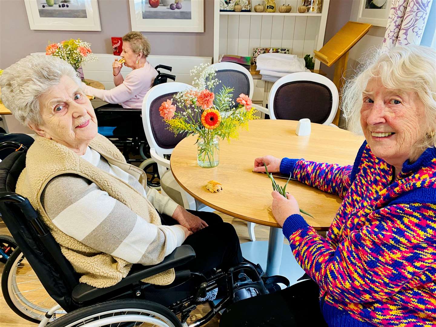 Resident Margaret Jappy and volunteer Eileen.