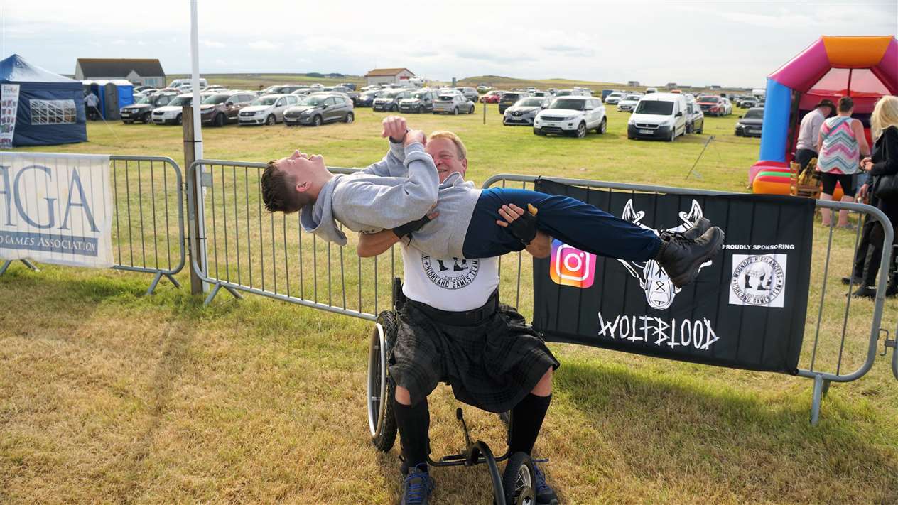 Wounded Highlander Davie Dent shows his strength. Picture: DGS