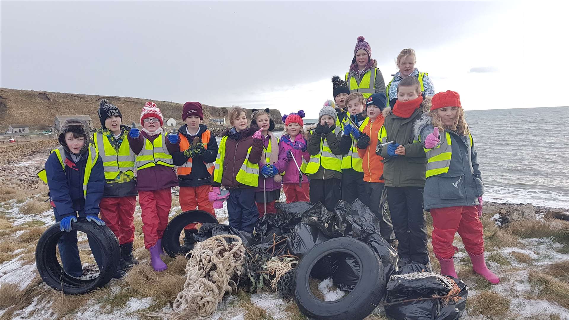 P4-6 pupils from Dunbeath Primary School who braved the elements in January 2019 to carry out a litter pick at the beach as part of the Keep Scotland Beautiful, Wrigley Litter Less Campaign.