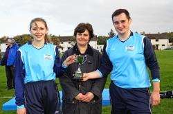 Kenny Macleod’s widow, Marianna, presents the cup to Caithness captain Euan Scott and her daughter, Isobel.