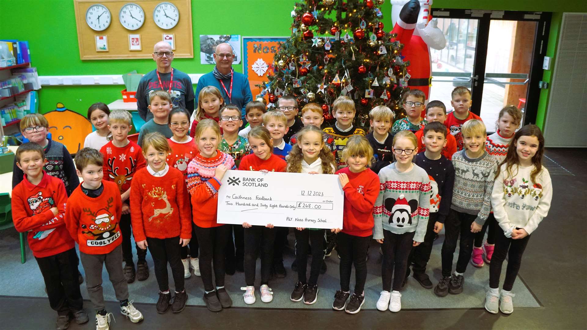 Primary 4 Yellow from Noss Primary School raised £268 from selling reindeer dust. At the rear are Grant Ramsay and David Miller from Caithness Foodbank. Picture: DGS