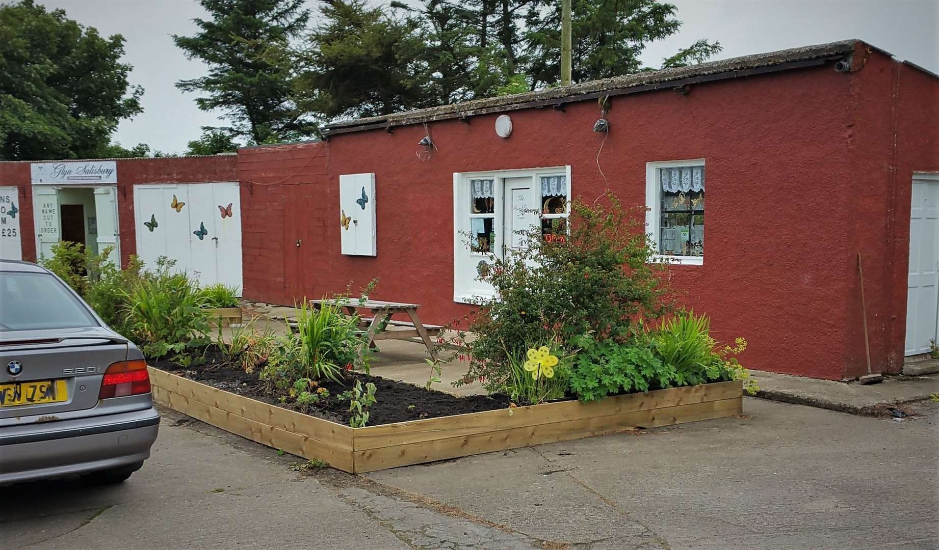 The popular Rumbin' Tum cafe at Lochshell showing the planter before it was destroyed.