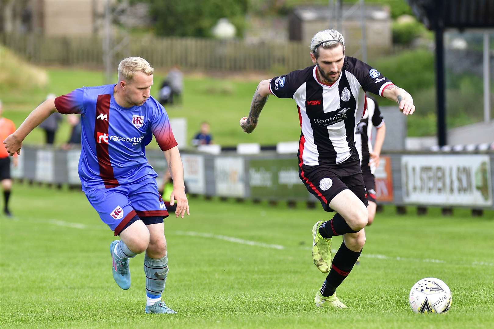 Liam Bremner runs down the left wing followed by Keith's Stewart Hutcheon. Picture: Mel Roger