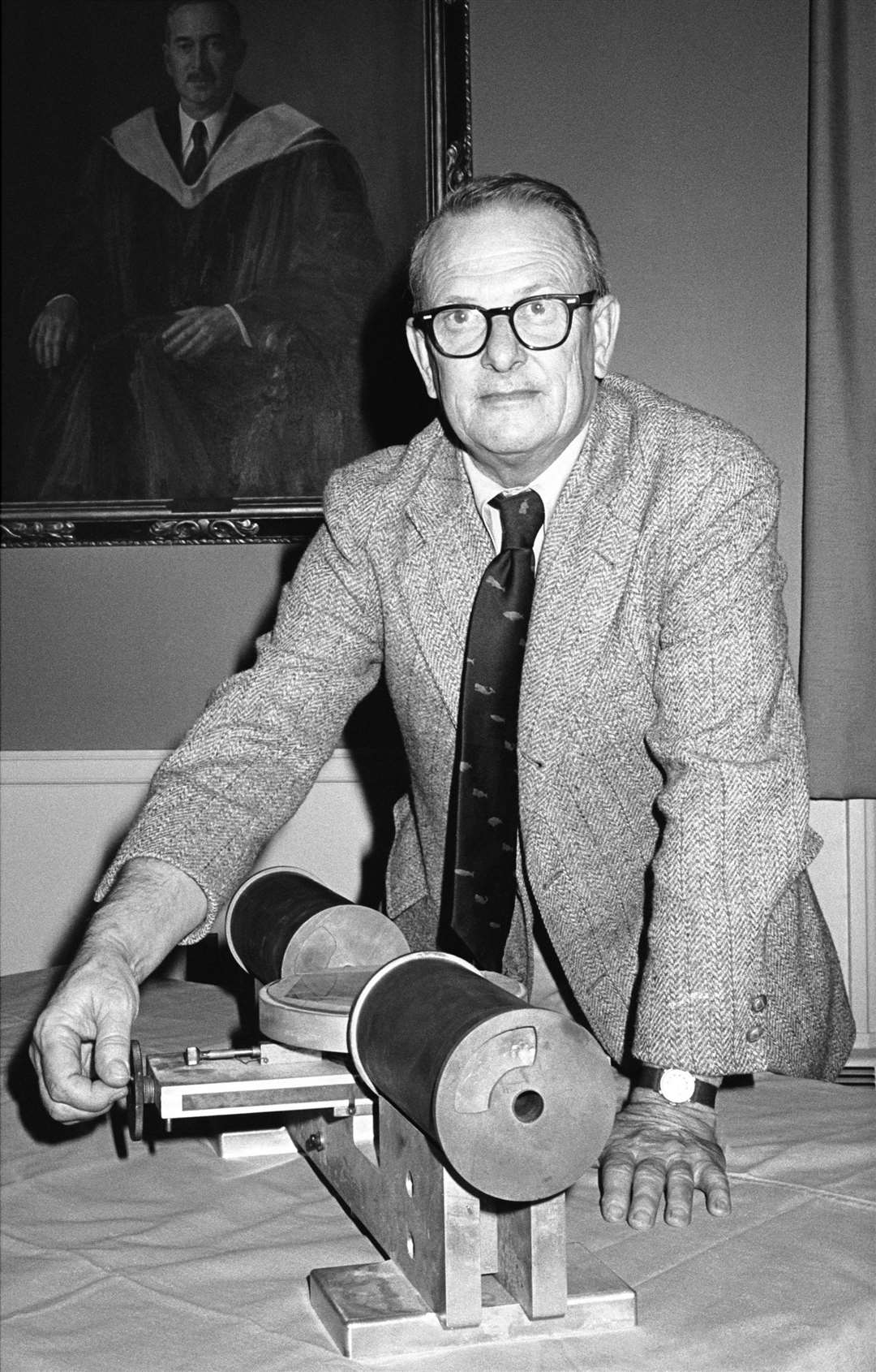 Professor Cormack explaining how his CT scanner works, October 1979. Picture: Susan Lapides