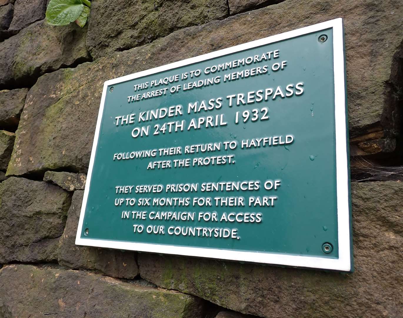 A plaque commemorating the arrest of six members of the Kinder Mass Trespass in 1932 – they served prison sentences of up to six months.