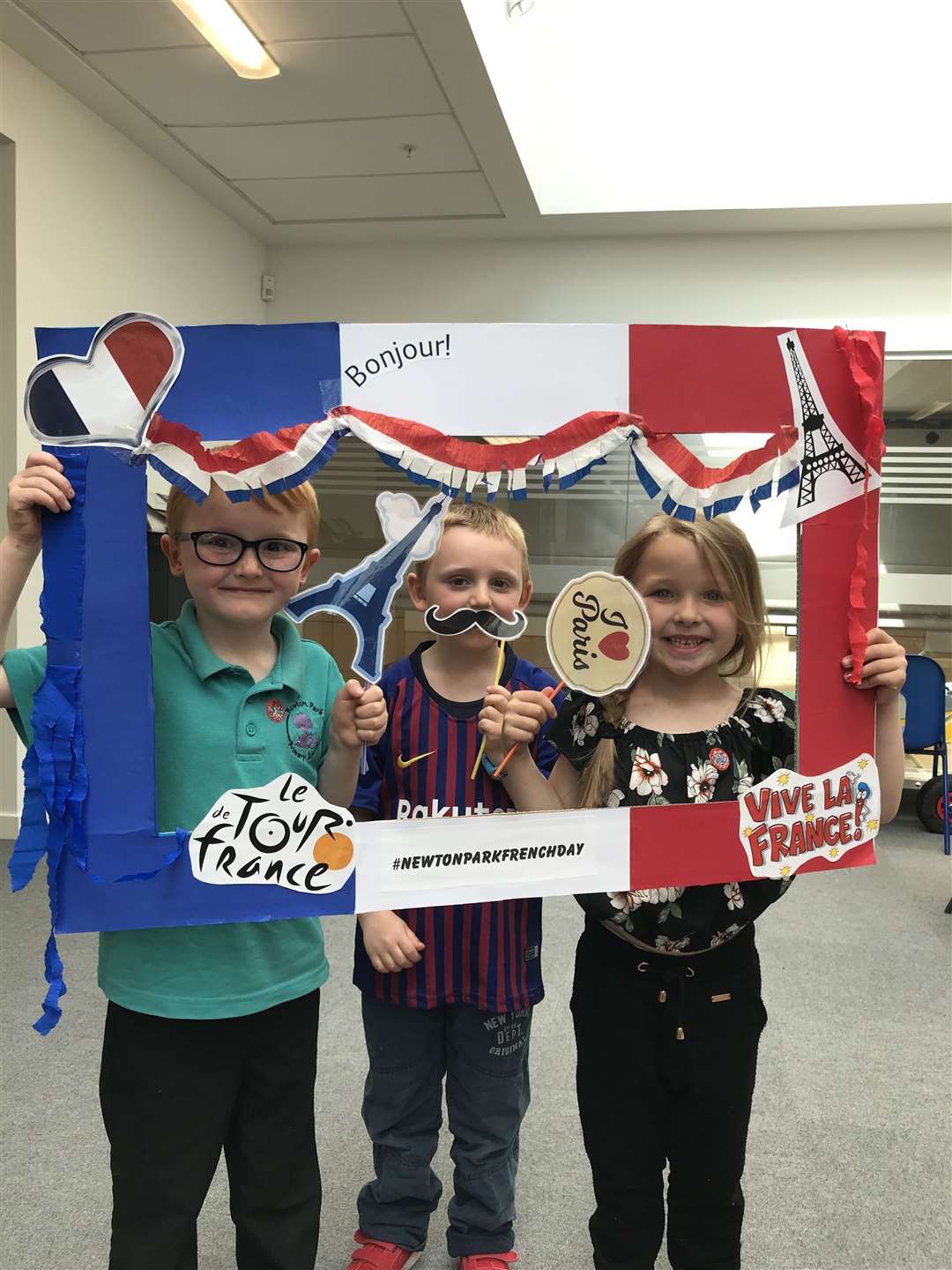 P1 pupils (from left) Curtis Hindmarch, Logan Bruce and Brooke Carter with the French photo frame.