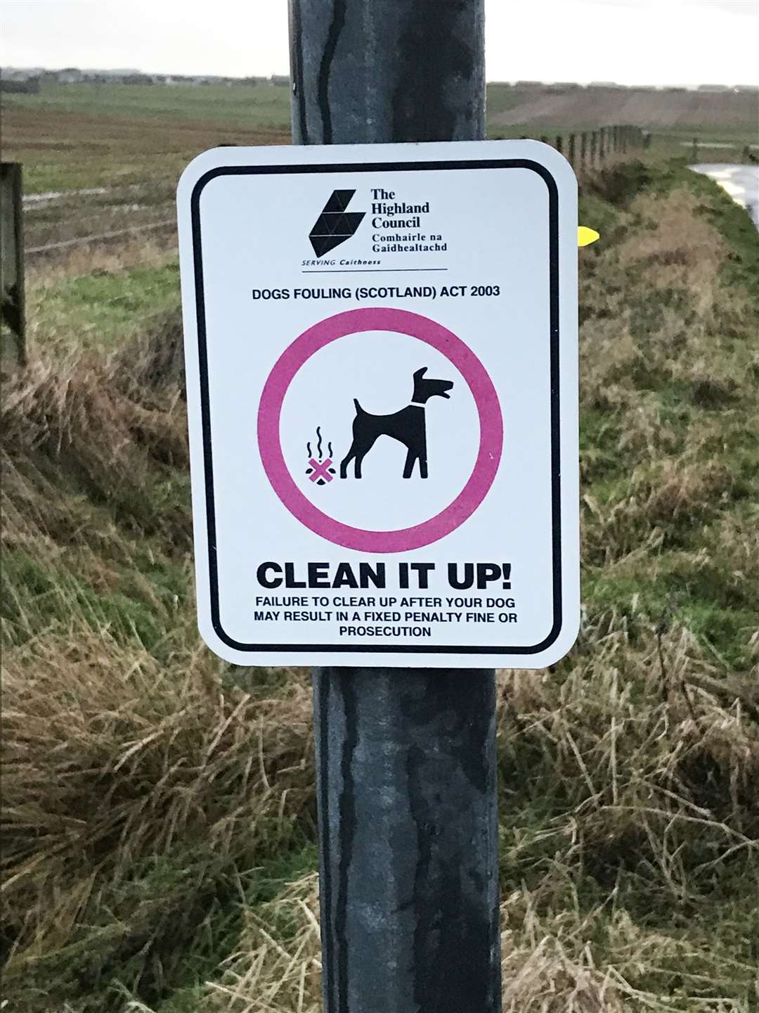 A sign at Staxigoe reminding dog-owners of the need to clean up after their pets.