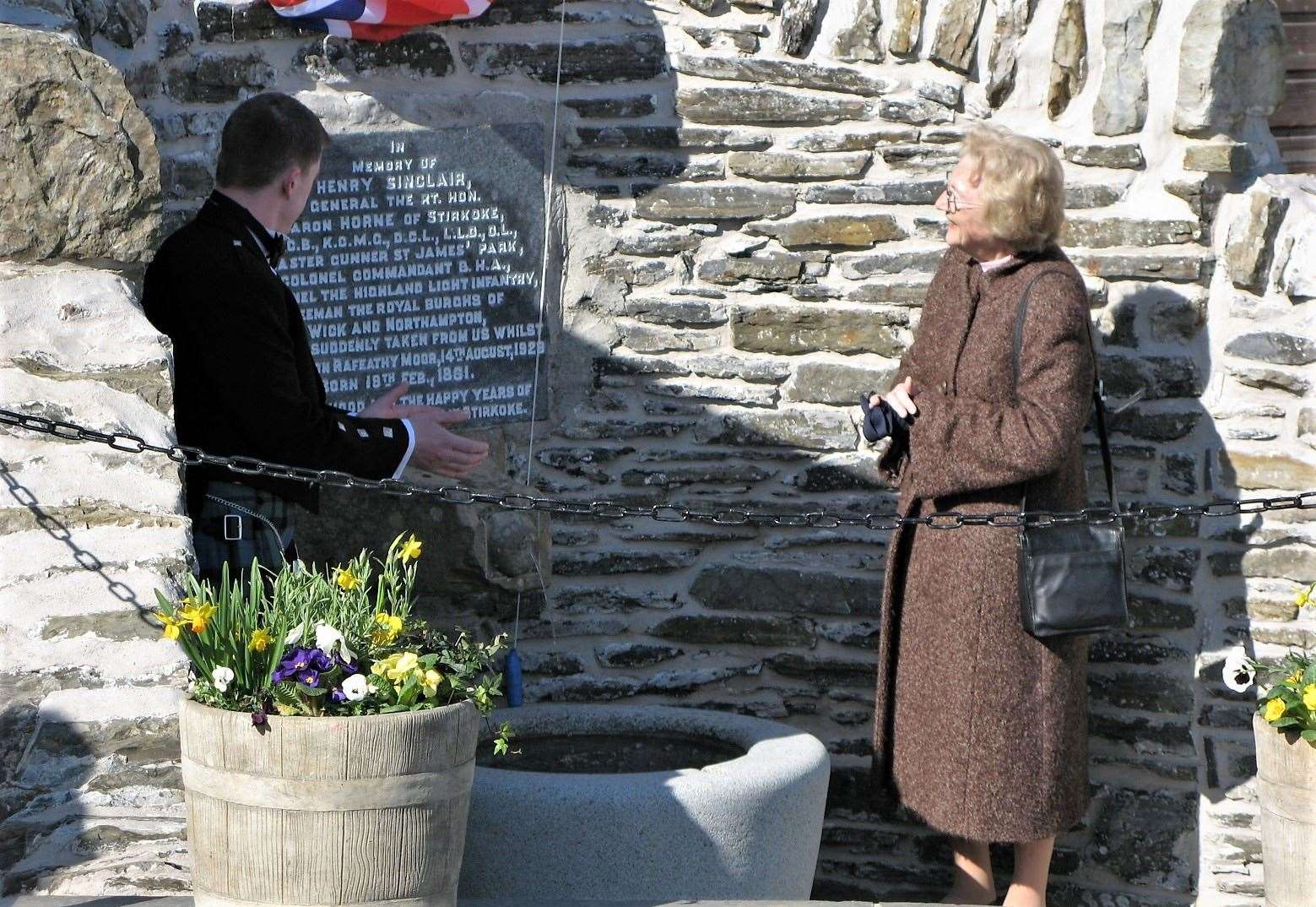 On March 31, 2007, Maive unveiled the refurbished memorial fountain to her grandfather, General Horne, at a ceremony in Haster.
