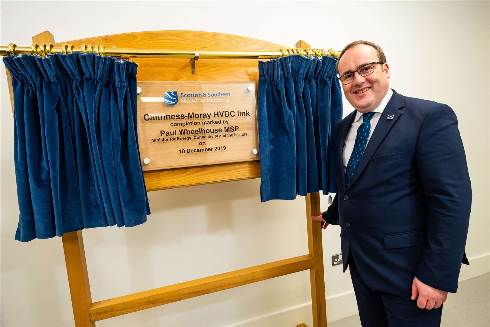 Energy minister Paul Wheelhouse unveiling the Caithness-Moray plaque. Picture: Stuart Nicol Photography