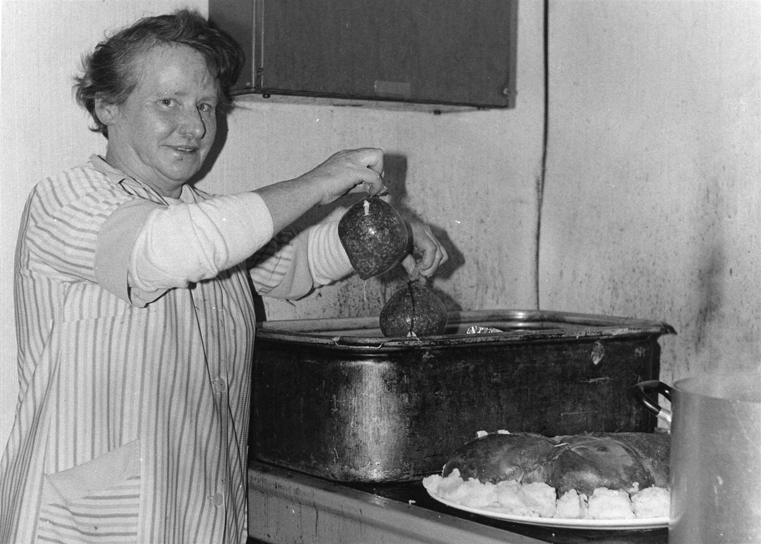 Edith Manson helping to cook nearly half a hundredweight of haggis in the Viewfirth kitchen in Thurso in 1977. Jack Selby Collection / Thurso Heritage Society