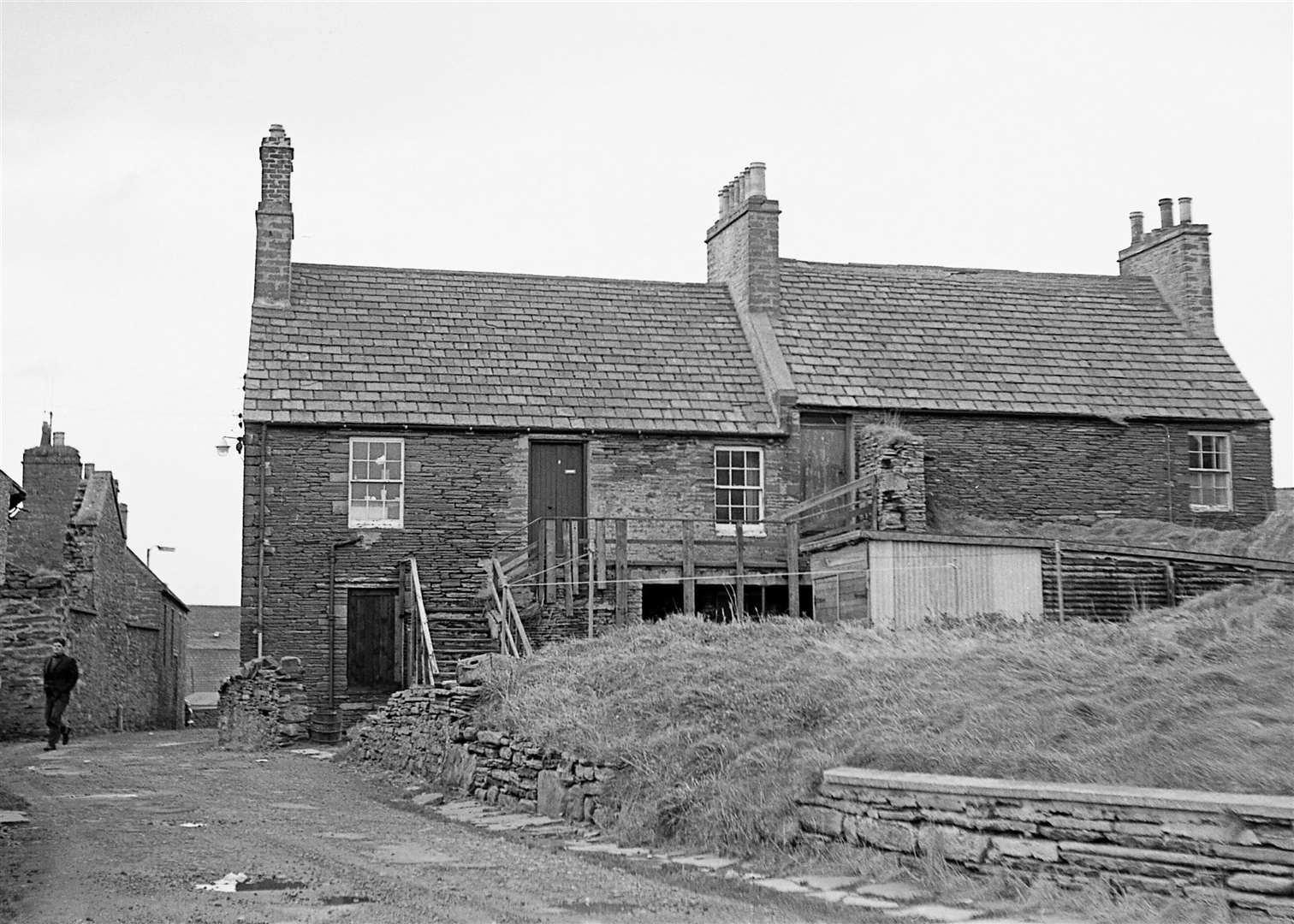 Back Shore Street, Thurso, where the well-known local character Peggy Sue and her sister Dinah once lived. Their brother David was a fatality of the Titanic. Old St Peter’s Kirk stands at the other side of these houses. Jack Selby Collection / Thurso Heritage Society