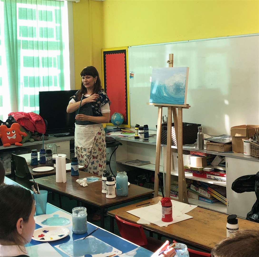 Lisa McDonald showing how to paint a wave during the P5-P7 workshop at Keiss Primary School.