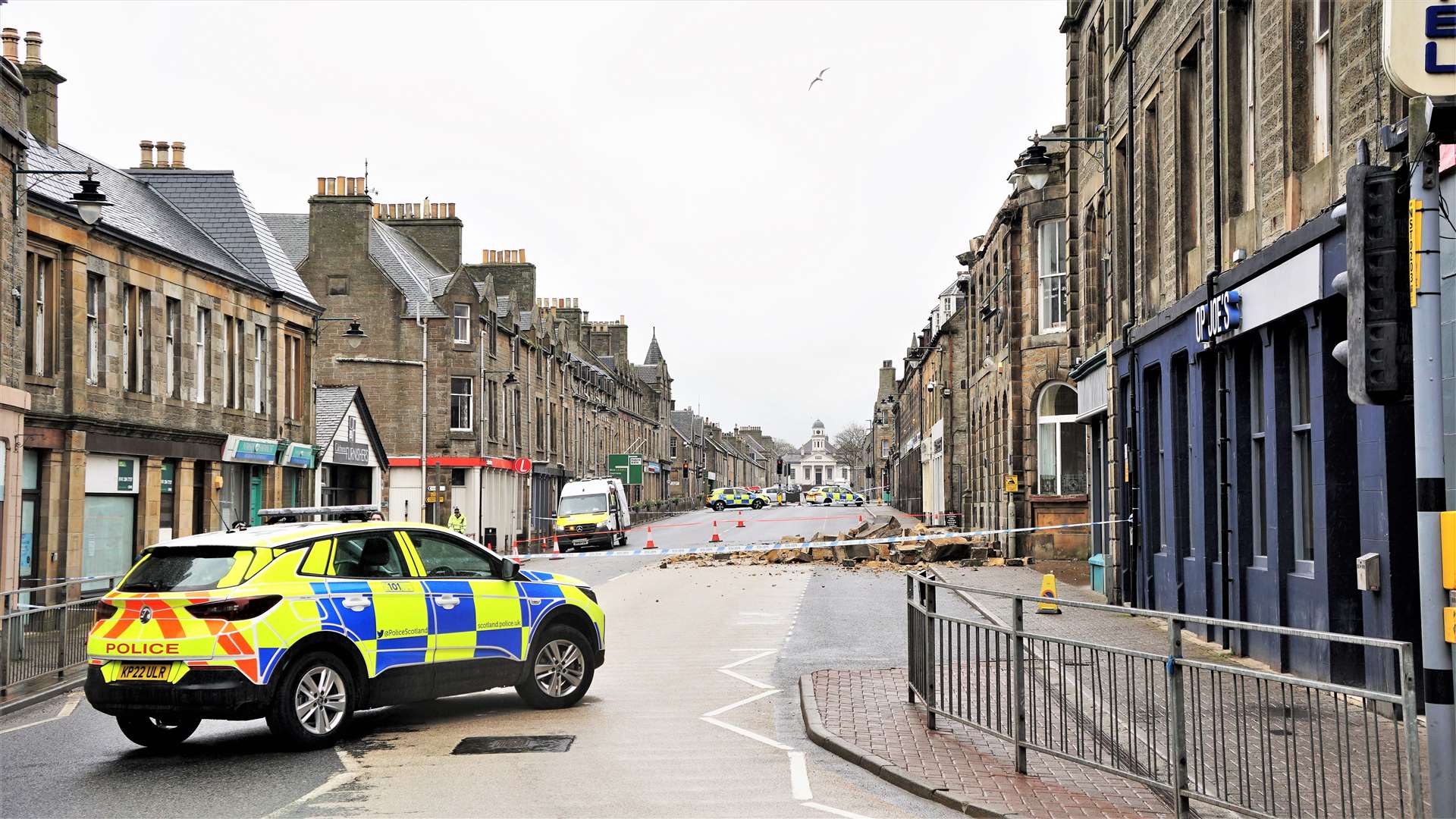 A9 closed in Thurso after former Clydesdale Bank roof collapses into road