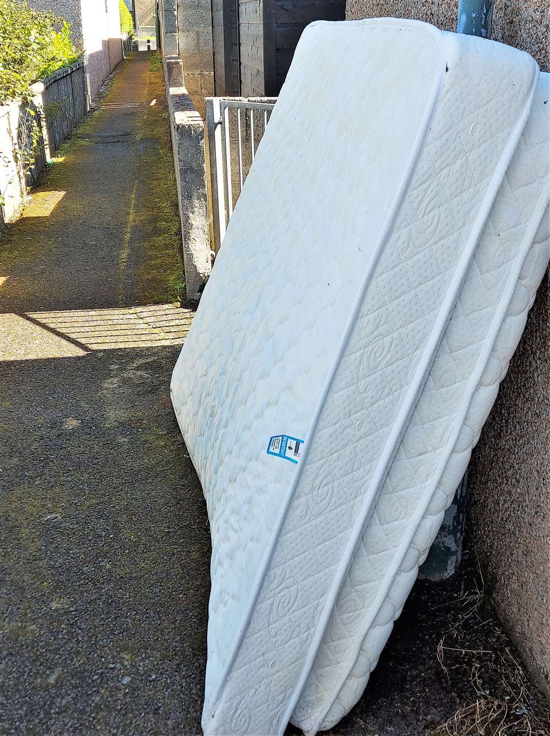 This double mattress has been blocking a narrow entry between Queen’s Terrace and Oldfield Terrace for over a month despite the council being informed by several locals.
