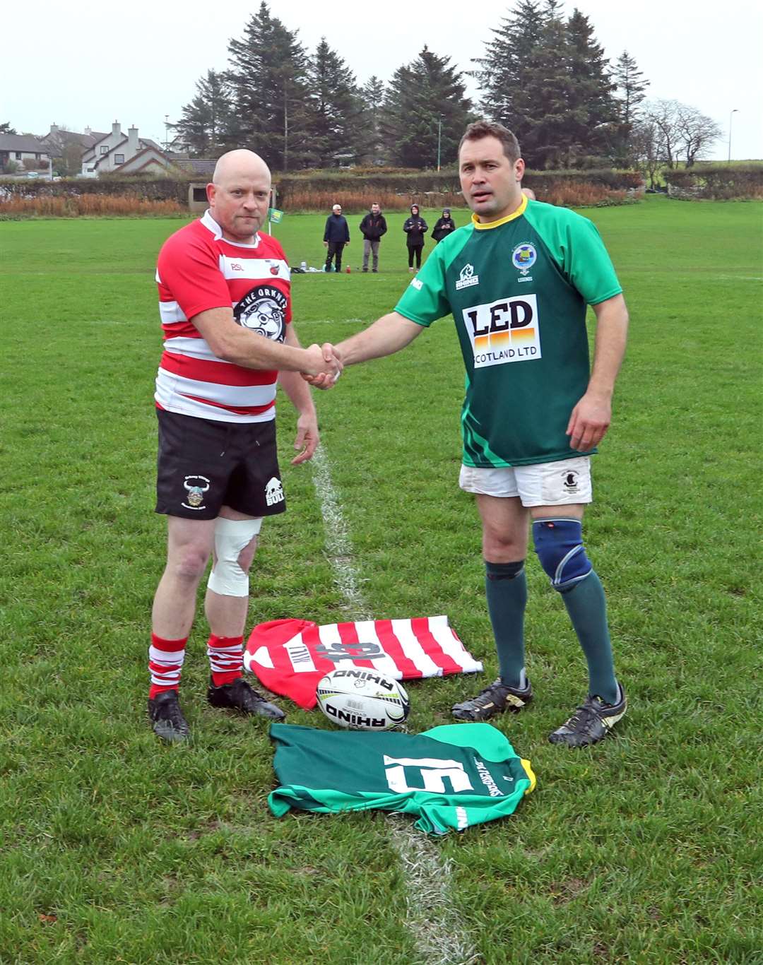 Captains Glen McLellan and Will Mill shake hands before the start. Picture: James Gunn