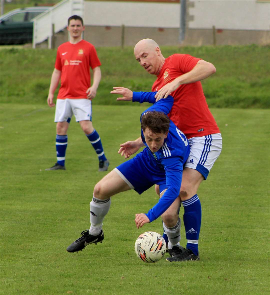 Gary Weir (Lybster) tussling with Wick Thistle's Steven Sutherland.