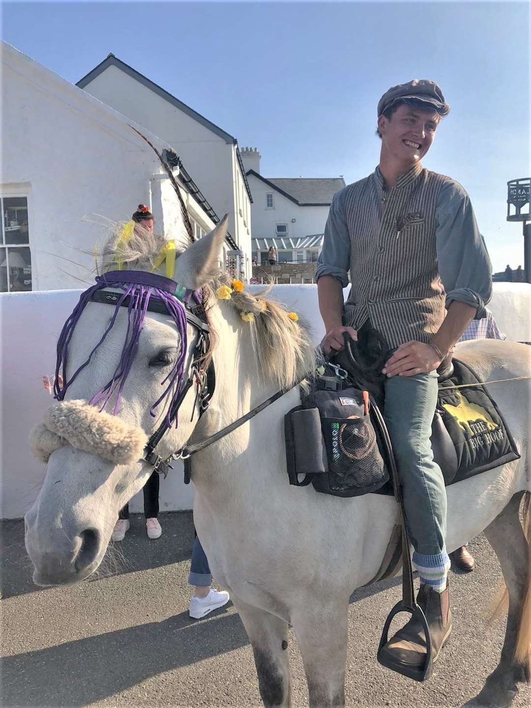 Louis finishes the Jogle trip on pony Irelanda.