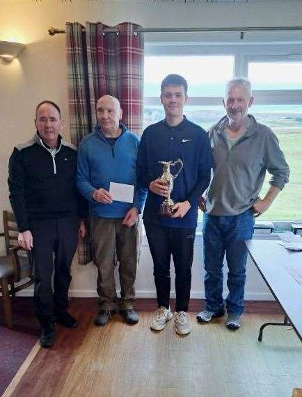 Owen Bain holds the Ronnie Campbell Trophy alongside team-mates Cammie Ross (left) and Bruce Mackay (right), with Ian Farquhar (centre, left) presenting the trophy. The fourth member of the team was John O’Brien.