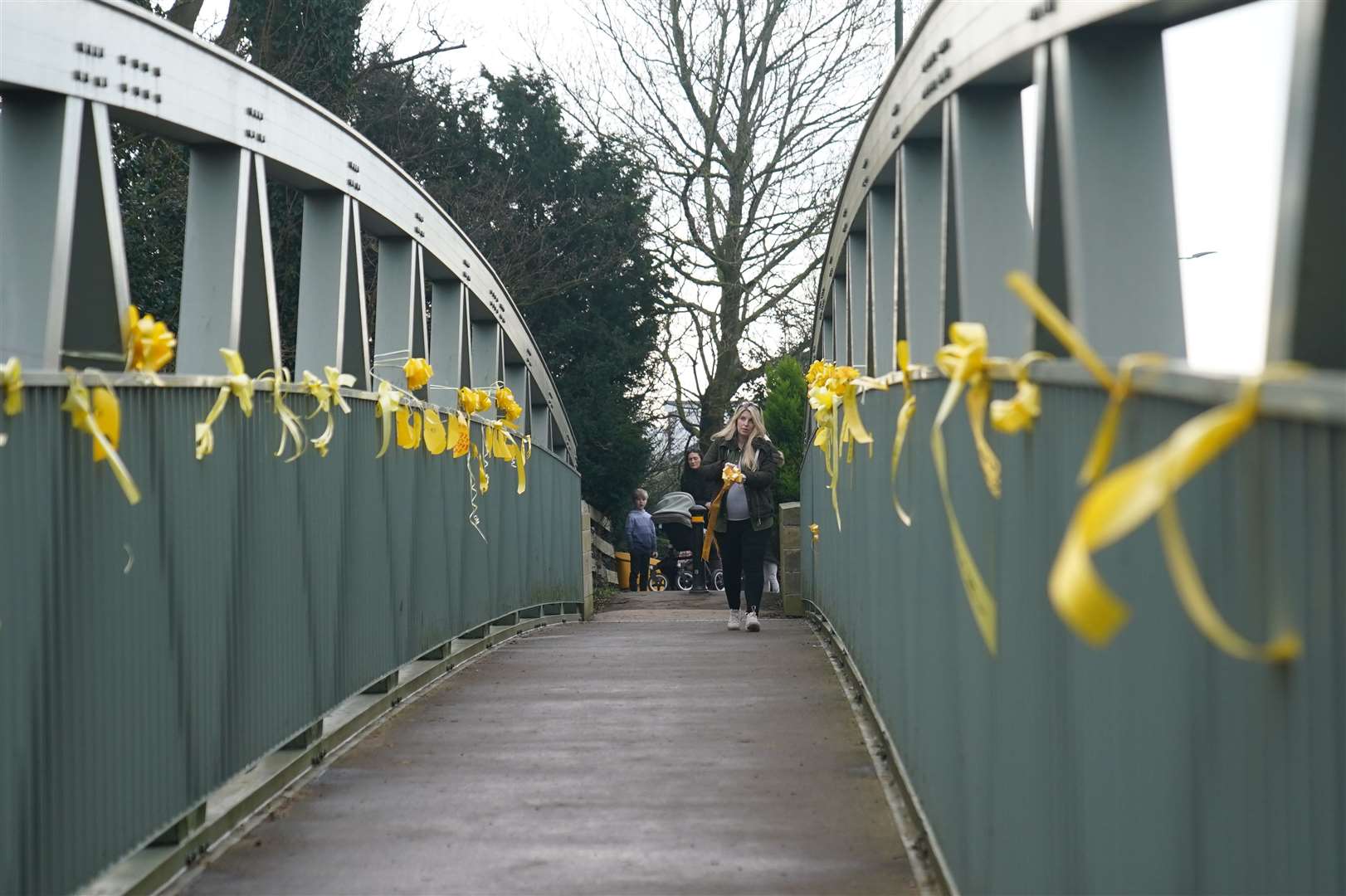 Charlotte Drake, the next-door neighbour and friend of Nicola Bulley, ties a yellow ribbon (Peter Byrne/PA)