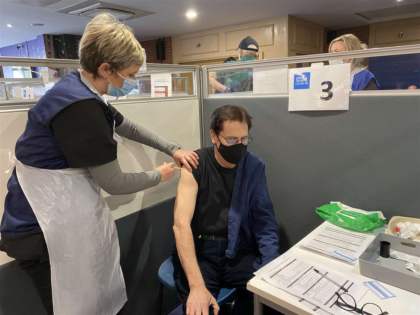 Shakin’ Stevens getting the Oxford/AstraZeneca vaccine (HEC Ltd 2021)