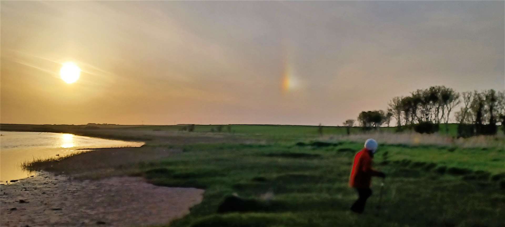 Sun dogs are commonly caused by the refraction and scattering of light from horizontally oriented plate-shaped hexagonal ice crystals. Picture: DGS