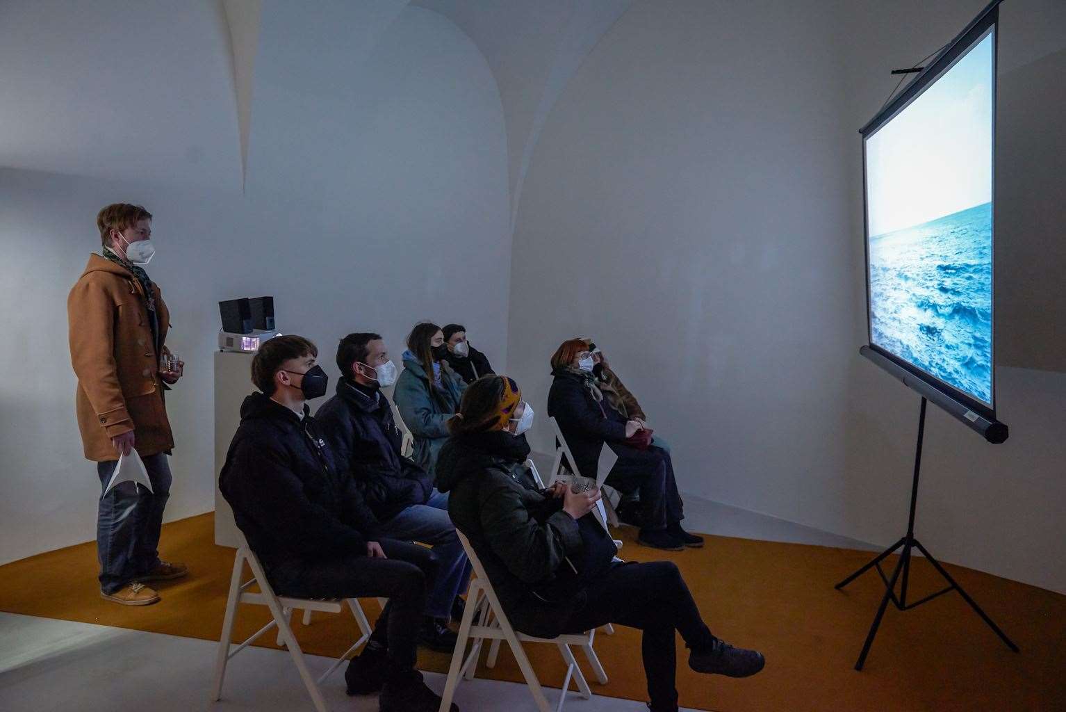 Diváci galerie vidí Anninu videoprojekci na téma Gaitness na začátku její výstavy.  Obrázek: Kamil Dill