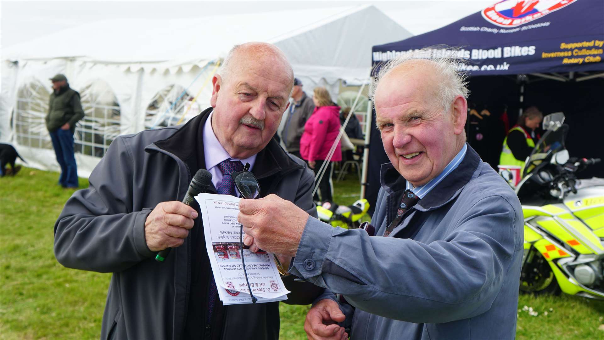 George Sutherland brought his two door classic Jaguar but had lost his glasses. Willie Mackay, at left, gives George back his glasses which were found in the 20-acre field by a member of the public. Picture: DGS