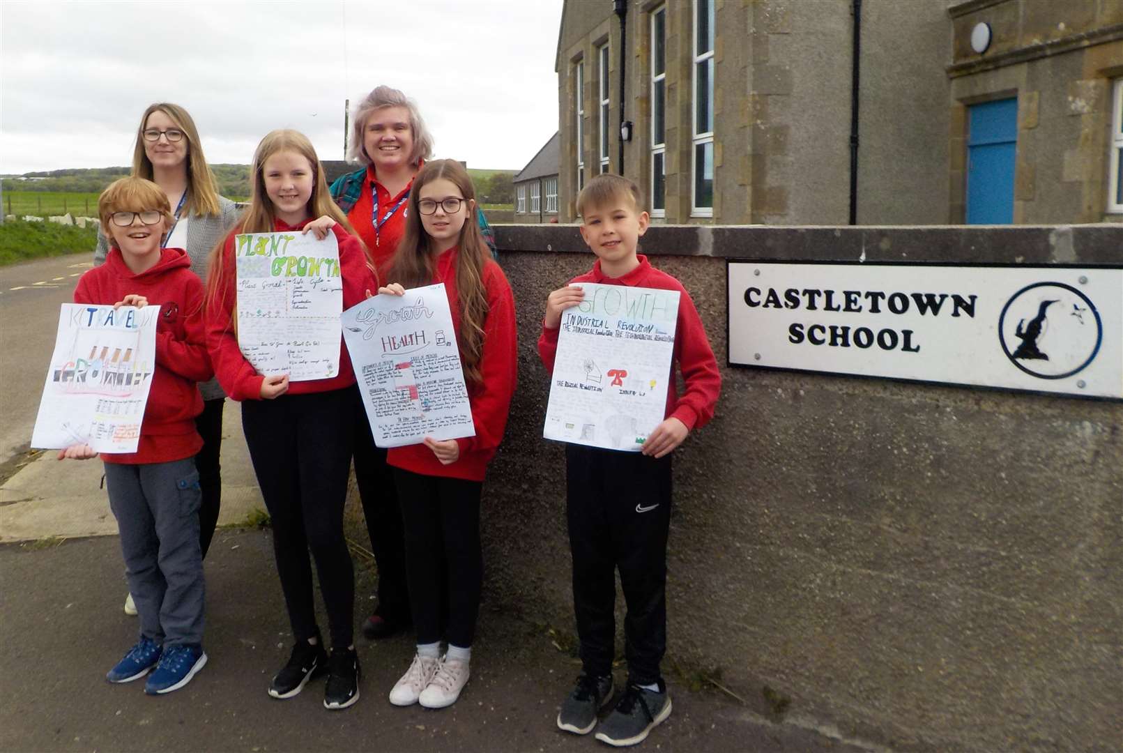 Castletown pupils (from left) Rufus Braidwood (P7), Brooke Patrick (P6), Isla Ross (P7) and Alexander Pottinger (P7) with Jade O’Hara of SSE Renewables and Claire Hull from DYWNH.