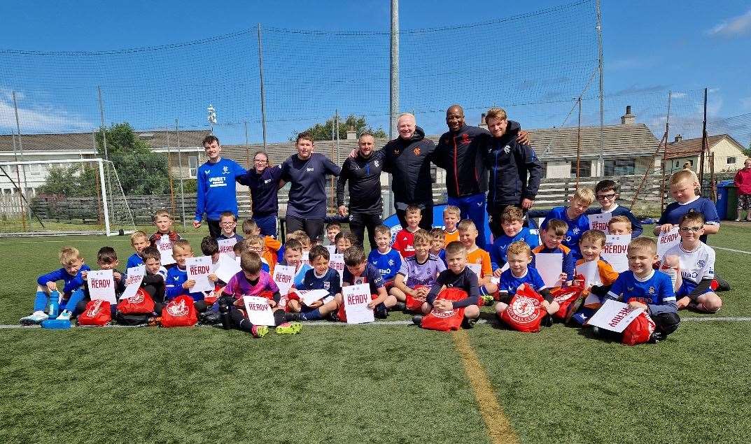 Alex McLeish, Marvin Andrews and the coaches with the children from the 6-9 section.