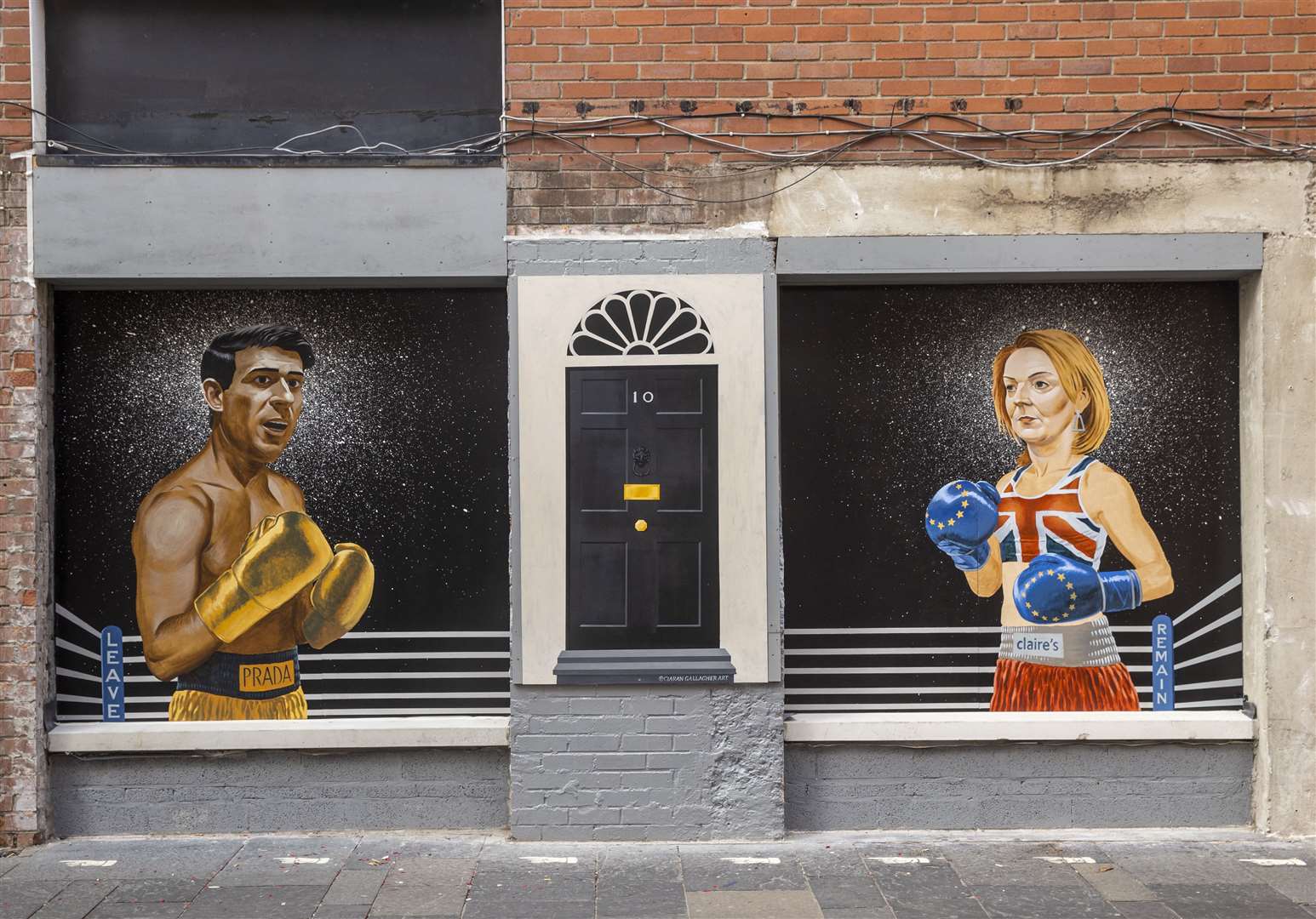 Belfast mural of Tory leadership candidates Rishi Sunak and Liz Truss as two boxers about to fight it out to be the UK prime minister (Liam McBurney/PA)