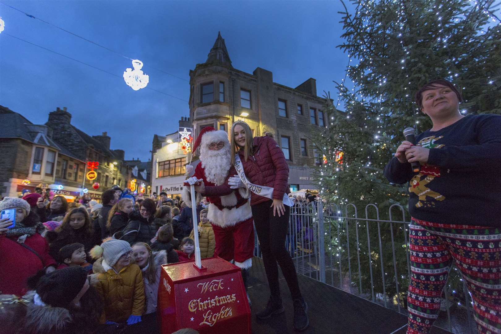 Wick gala queen Maja Pearson switches on the lights with help from Santa. Picture: Robert MacDonald / Northern Studios