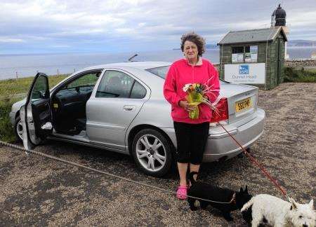 Holidaymaker Pam Poole with the bouquet she found at Dunnet Head.