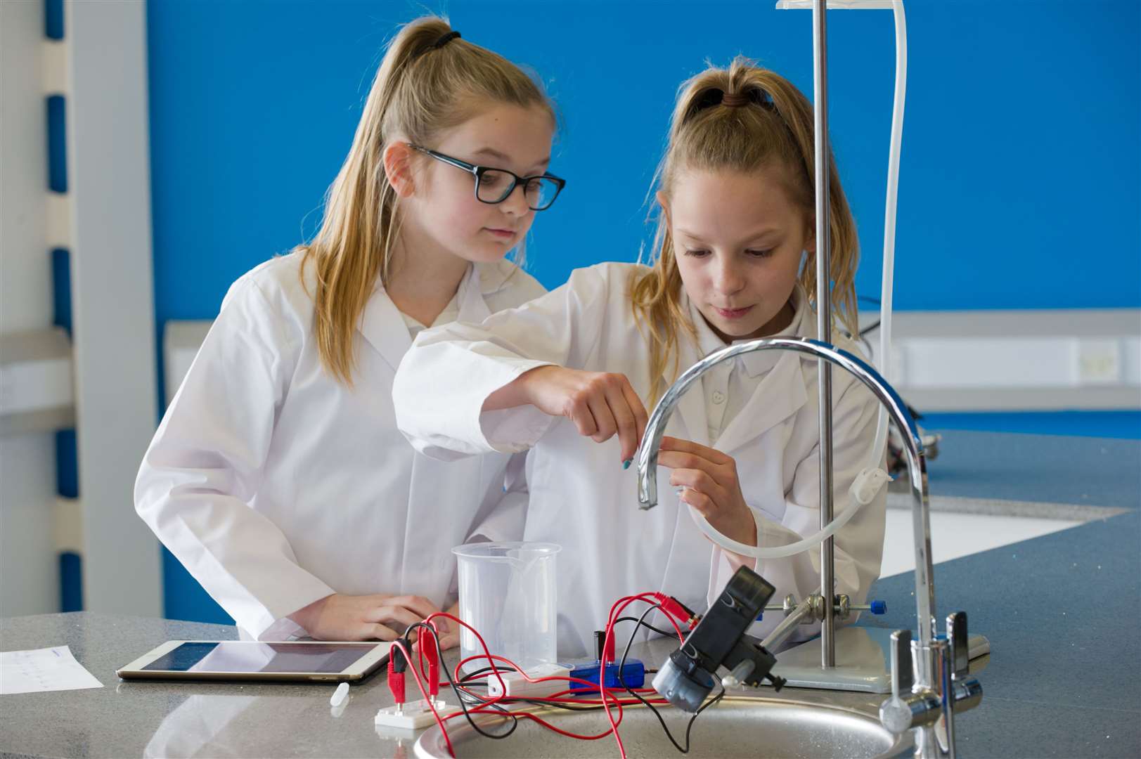 School pupils doing experiments in Thurso. Picture: Angus Mackay / HIE