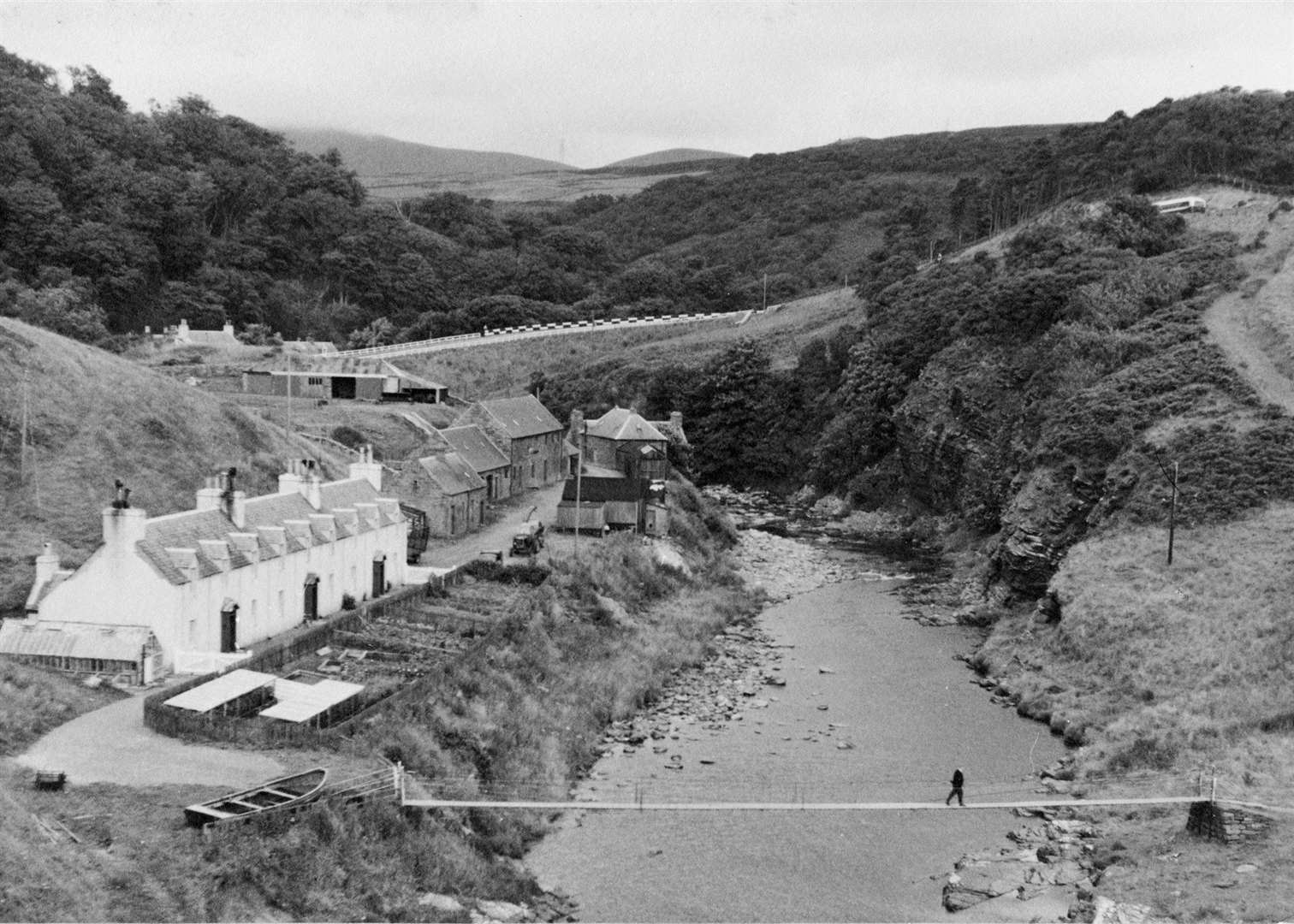 Footbridge and cottages at Berriedale with the A9 in the background, taken in the 1960s or ’70s. Jack Selby Collection / Thurso Heritage Society