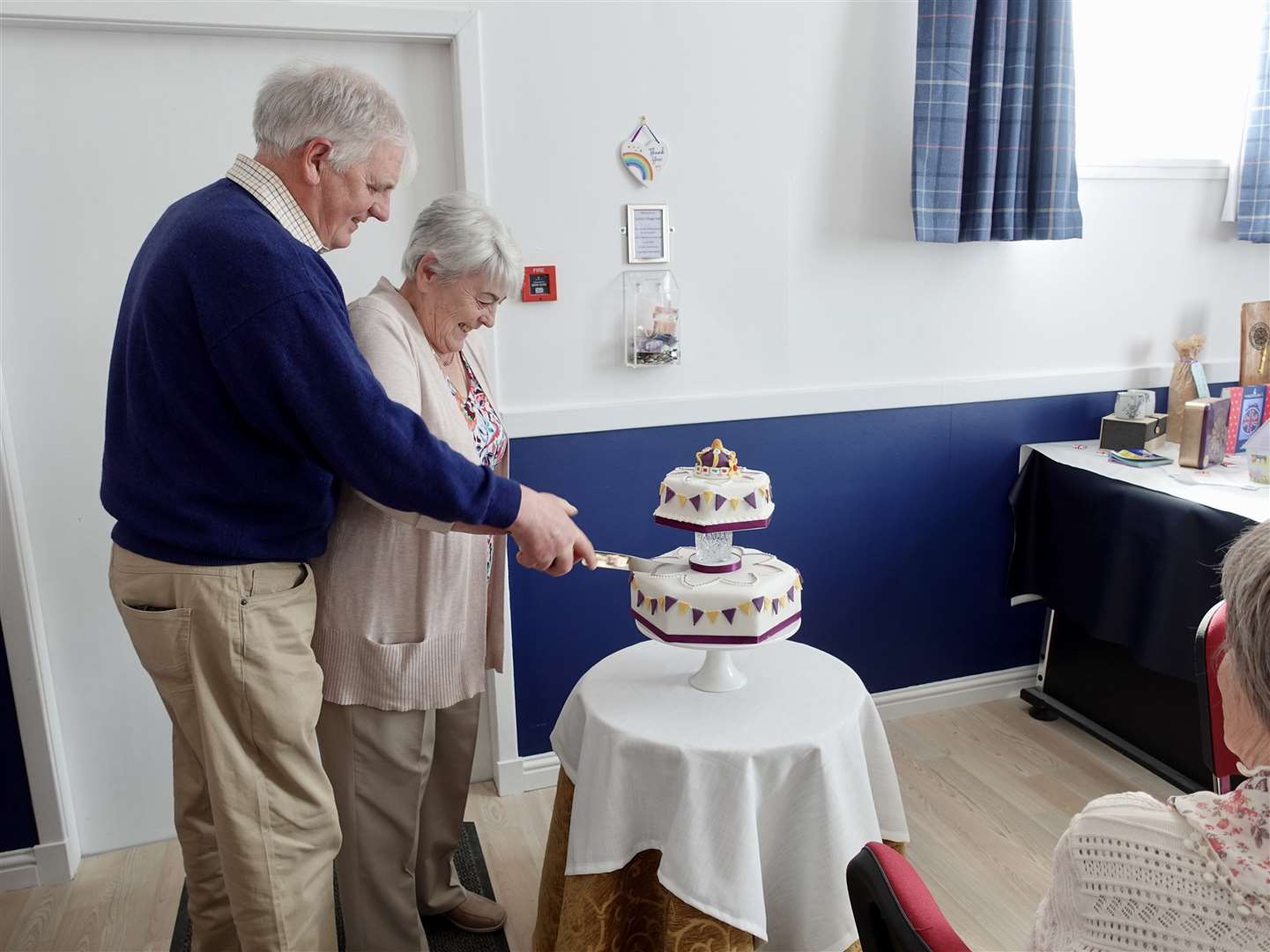 Horace and Linda Levack cutting the celebration cake