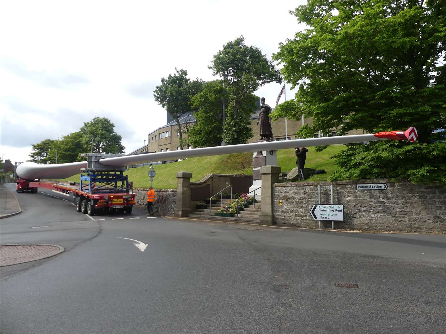 A turbine blade is driven carefully past the Wick war memorial. Picture: Peter Sutherland, Golspie