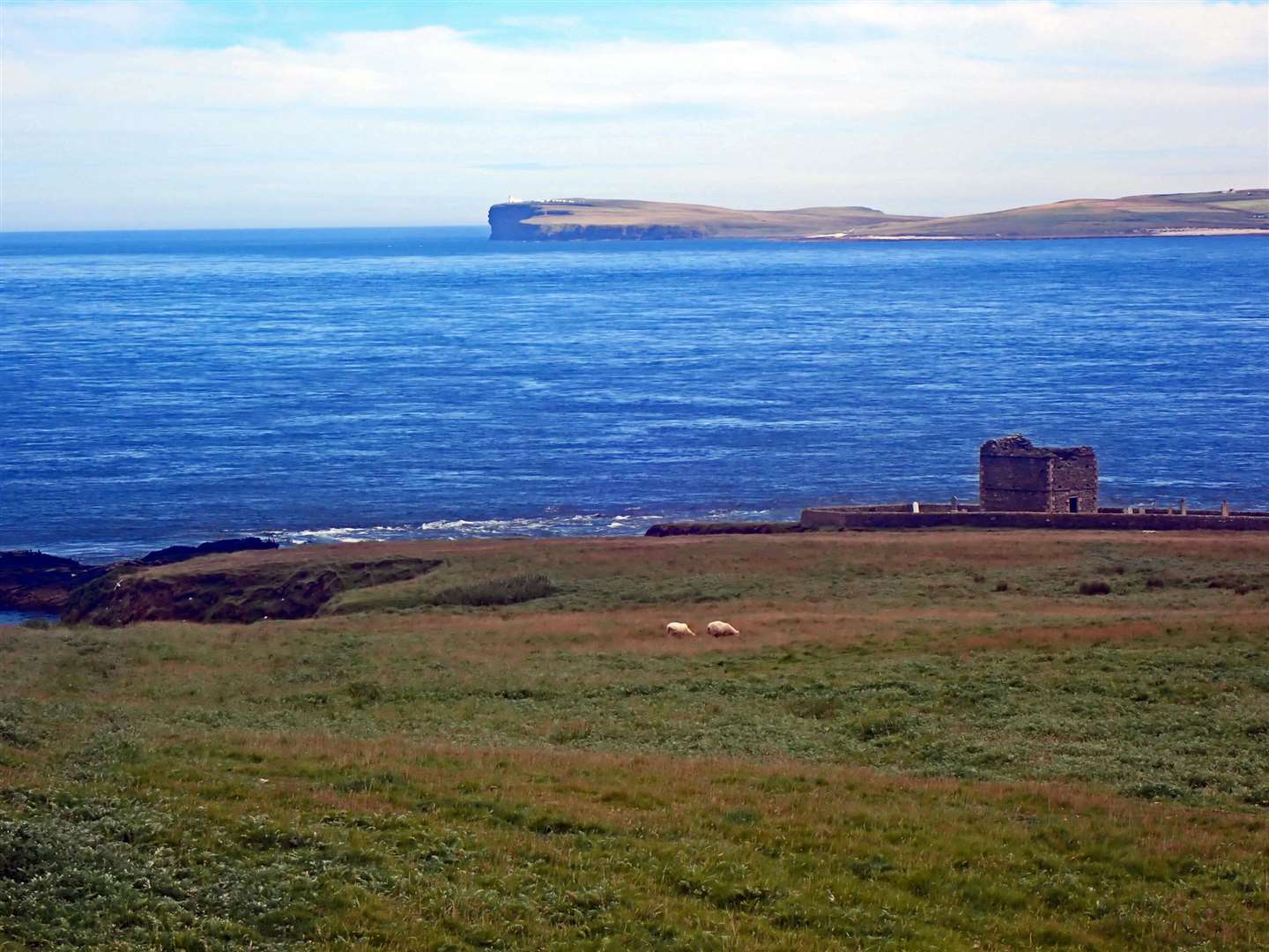 Tide race at Scarton Point, looking towards Duncansby Head.