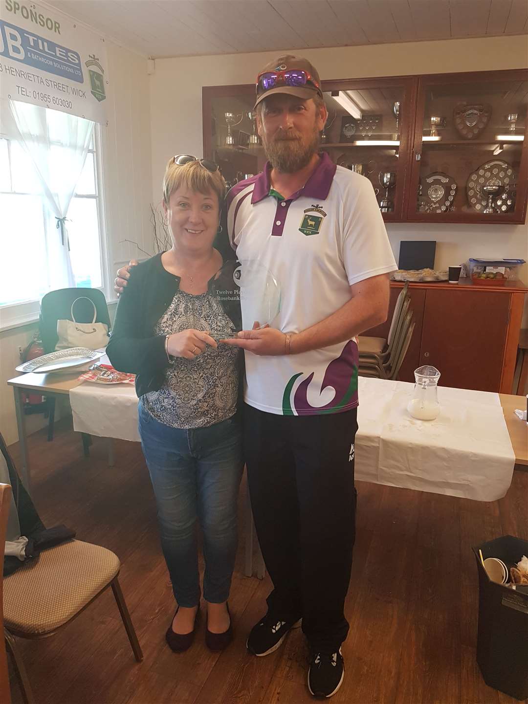 Sharon Rosie presenting the 12 Player Challenge trophy to Paul Mackinnon on behalf of the sponsor.