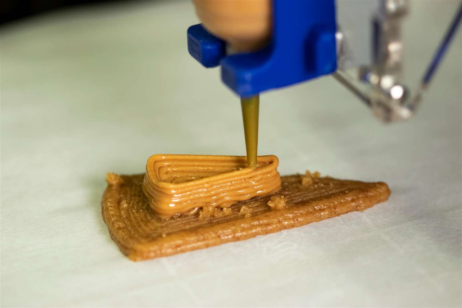 Peanut butter being deposited onto a layer of graham cracker paste (Jonathan Blutinger/Columbia Engineering)