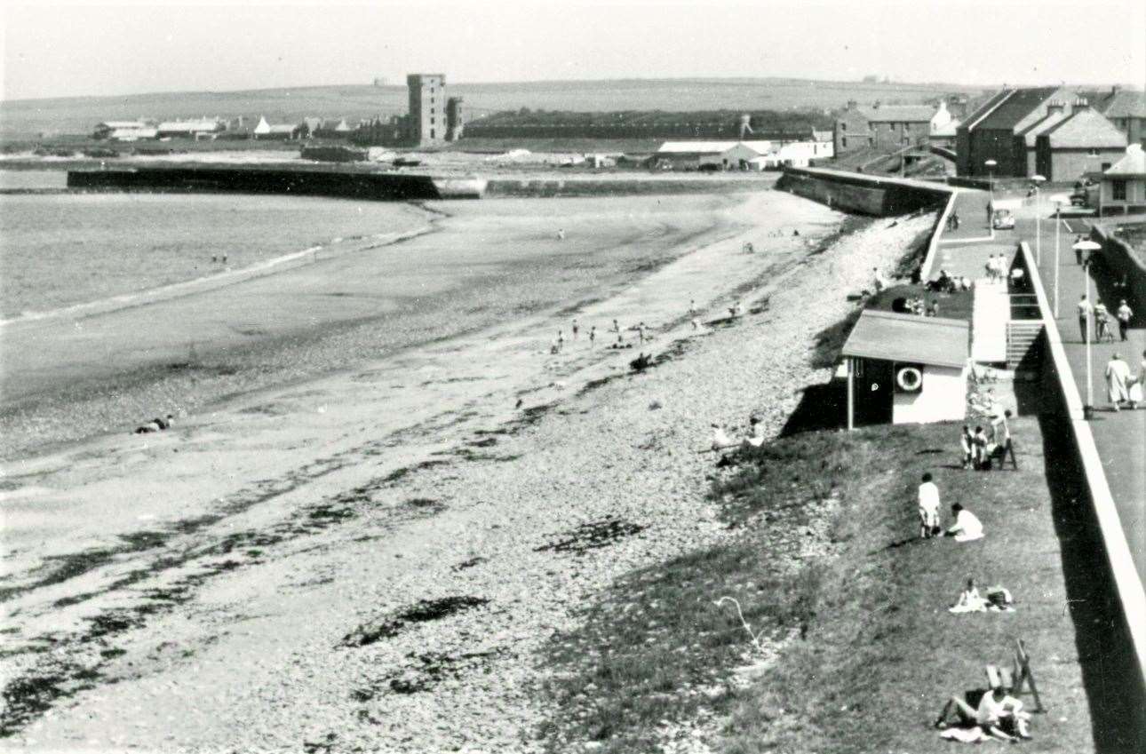 A view of Thurso beach from Victoria Walk in the 1950s, with the now-demolished building visible on the right. Picture: Alan McIvor