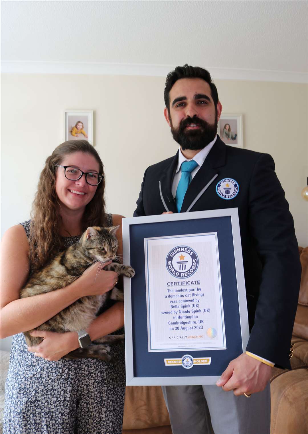 Nicole Spink, left, Bella’s owner, with Guinness World Records adjudicator Dave Wilson (Guinness World Records/Whiskas)