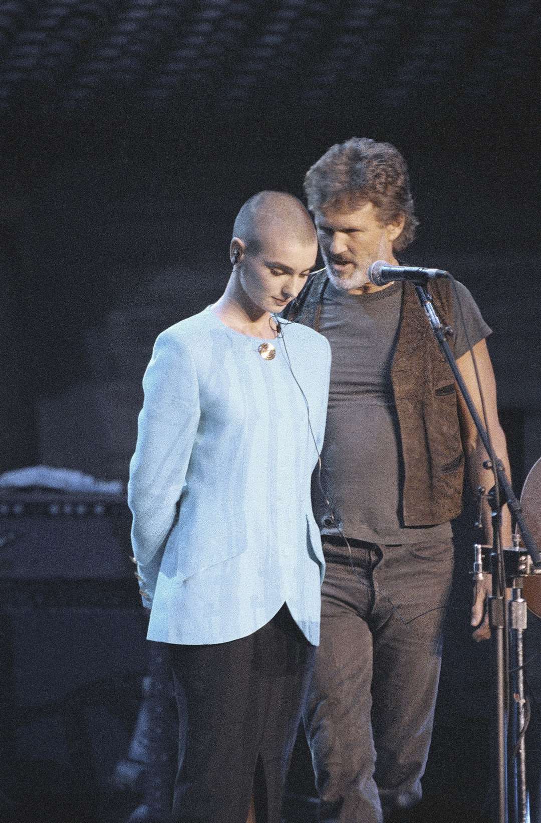 Kris Kristofferson comforts Sinead O’Connor after she was booed off stage Ron Frehm/AP)