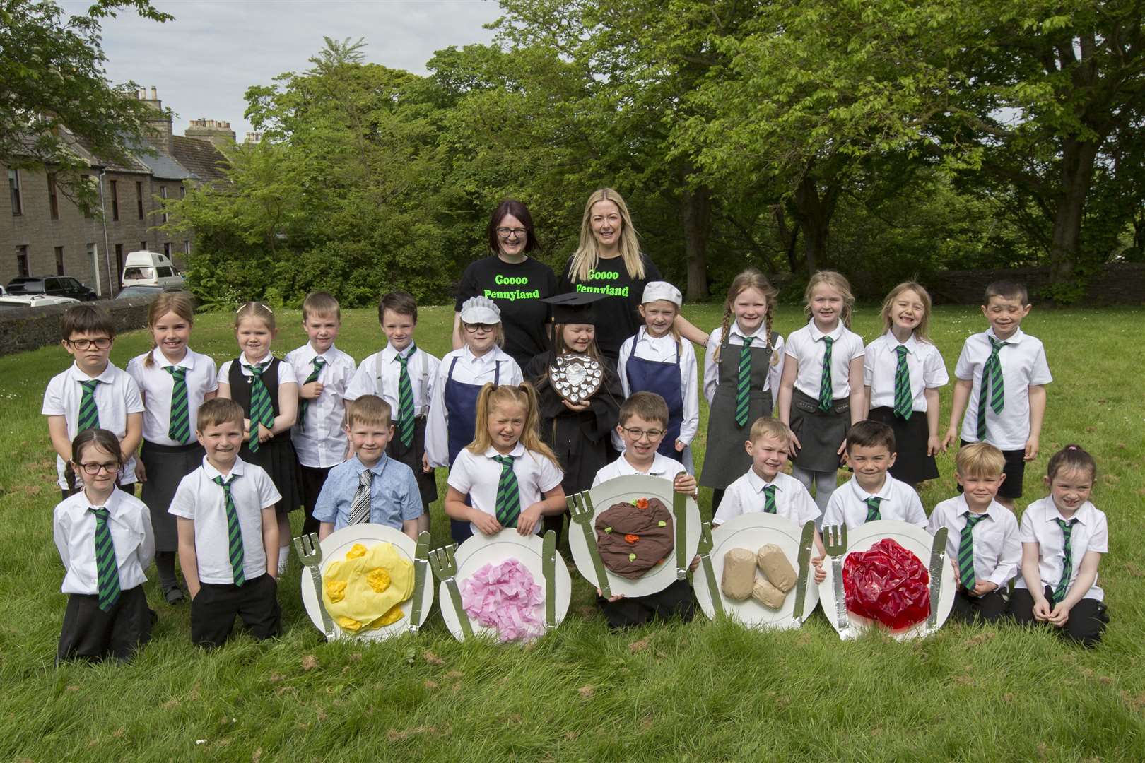 Pennyland P1/2 won the Mount Pleasant Shield for dramatised song, P3/4 and under, schools with four or more teachers, performing School Dinners. They are with teachers Jemma Munro (left) and Debbie Hossack. Picture: Robert MacDonald / Northern Studios