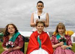 Show Queen Andrea Cormack, of John O’Groats, is crowned by retiring queen Kaitlyn Miller, Canisbay, while attendants Sarah Mowat, of John O’Groats, and Vicki Dunnet, of Gills, look on. Photos: Robert MacDonald / Northern Studios.