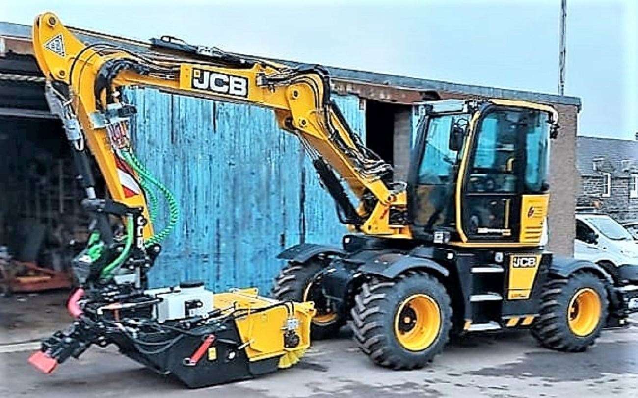 Christmas present from Highland Council – the new JCB Pothole Pro machine is ready to tackle Caithness potholes.