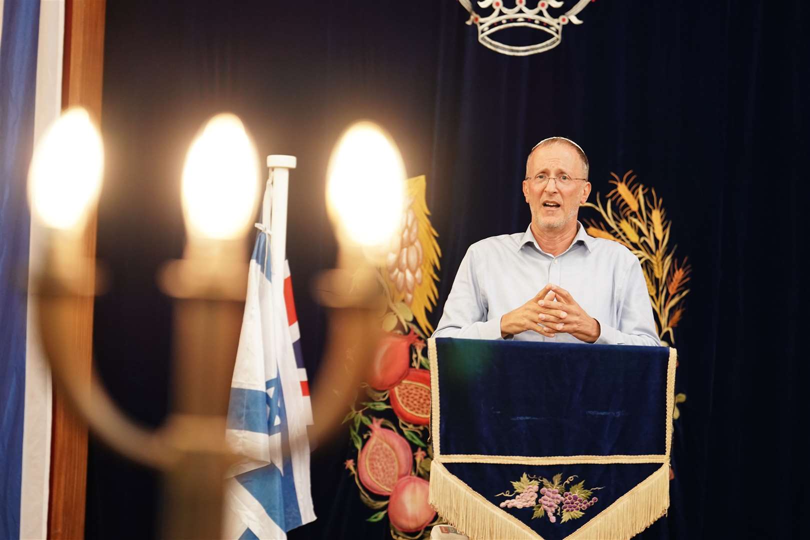 Rabbi Leo Dee delivers a speech at Kinloss synagogue in London (Jordan Pettitt/PA)