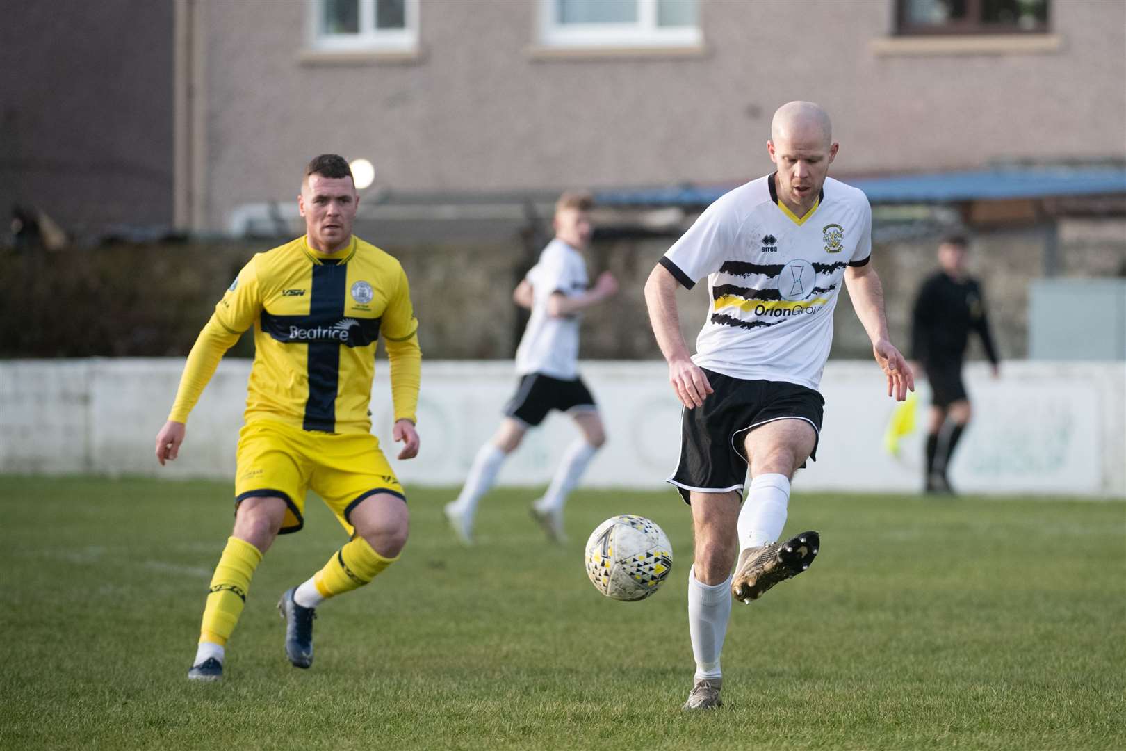 Martin Callum (Clach) makes a pass as Wick's Gordon MacNab looks on. Picture: Callum Mackay