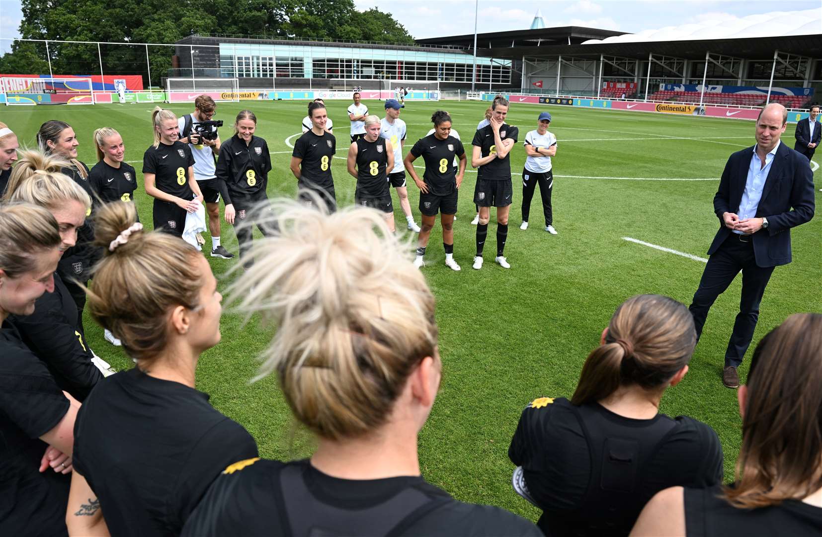 William speaks to the England women’s squad after their training session (Paul Ellis/PA)