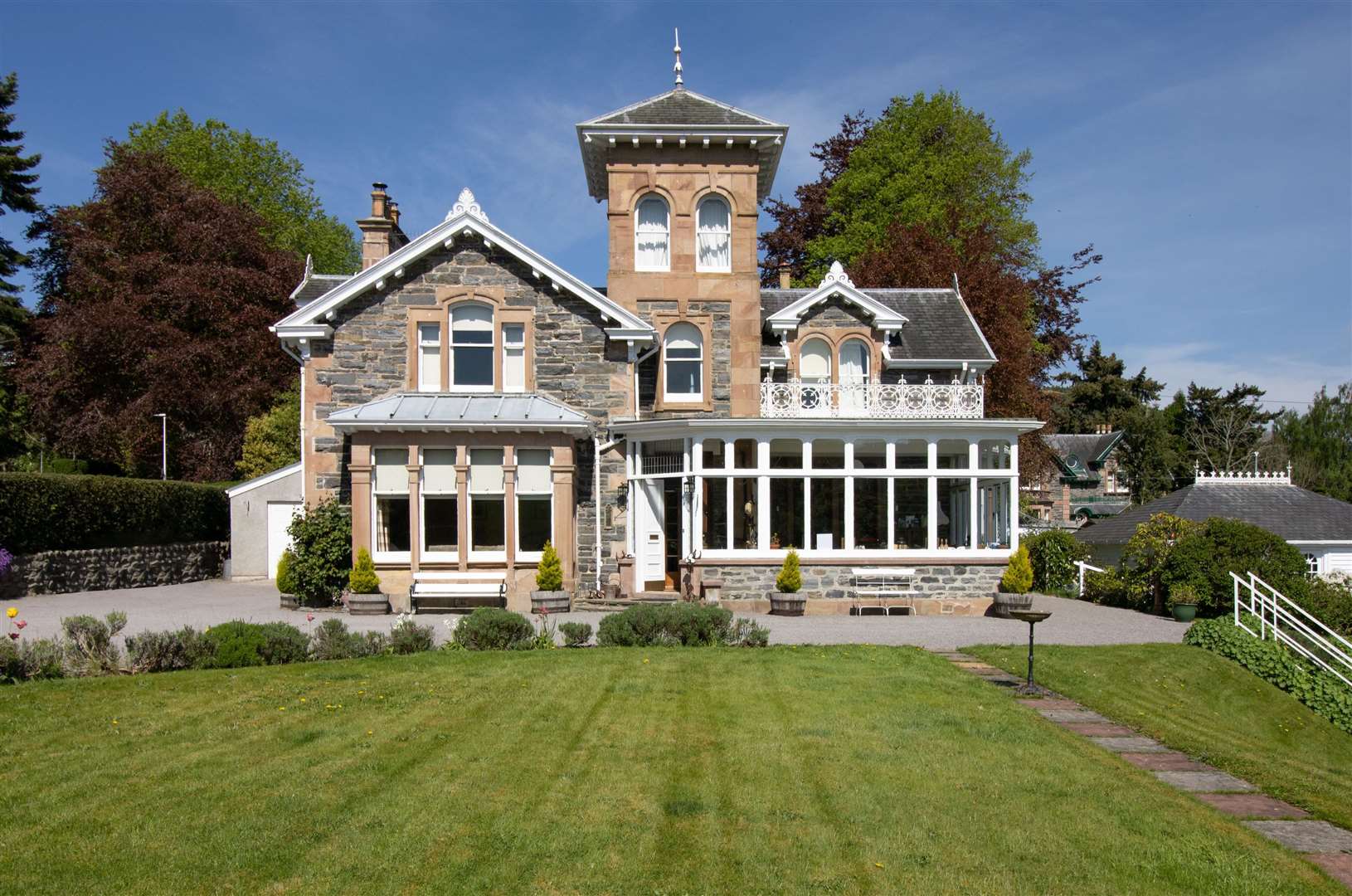 Holly Lodge and Holly Cottage enjoy a prominent position in Strathpeffer.
